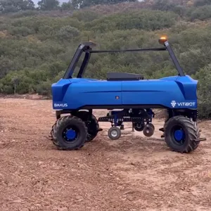 Tractores autónomos trabajando en los viñedos. El futuro ya está aquí .